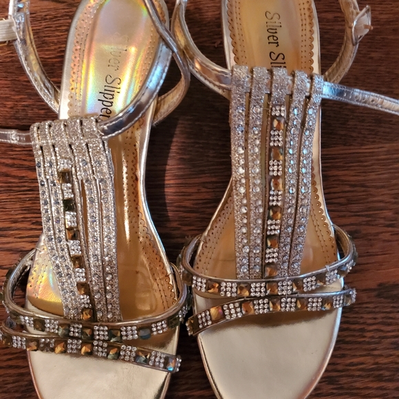 Gold sandals with glass diamonds. - Picture 2 of 5